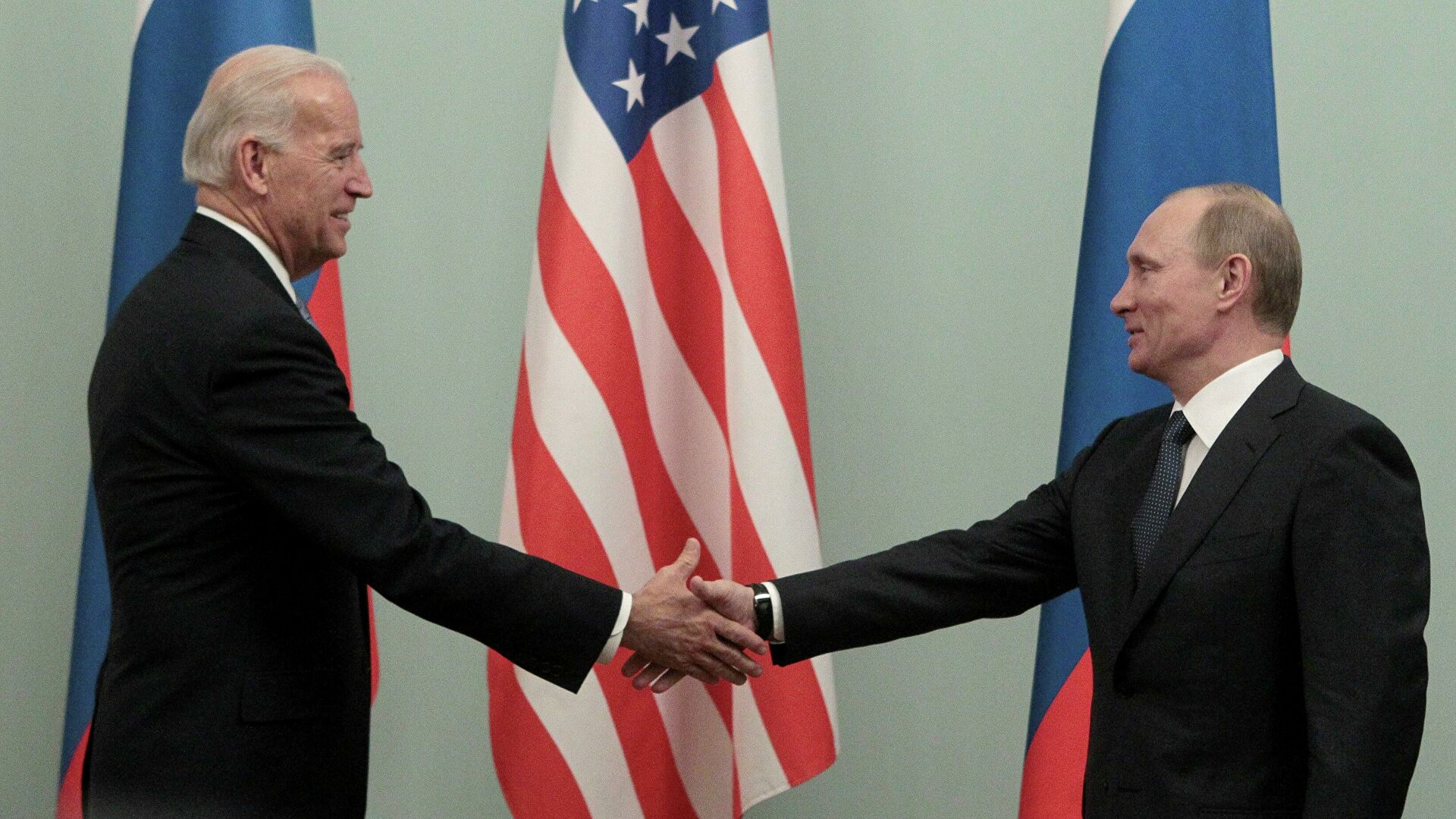 Байден поговорил с Путиным об Украине и предложил встретиться в «третьей стране»