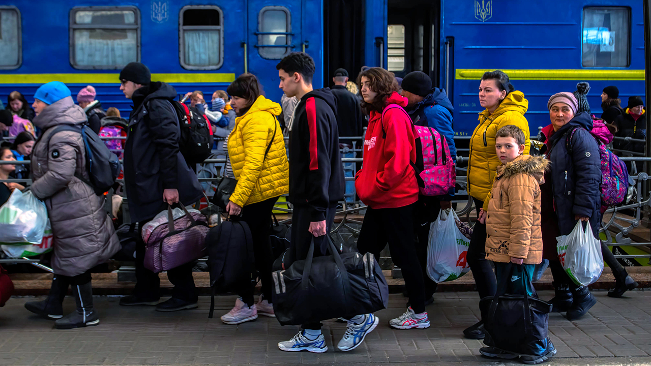 Понад 10 млн українців були змушені полишити домівки